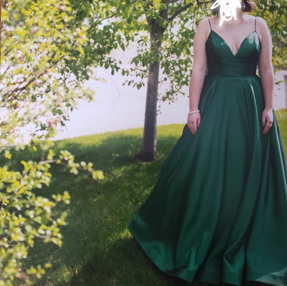 Emerald Green Sherri Hill Grad/Prom Dress - Picture 2 of 4